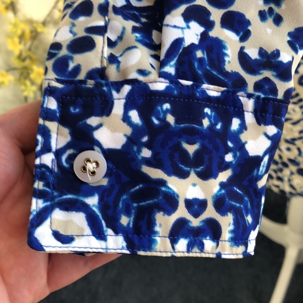 CAbi blue geometric print tab sleeve blouse - Picture 4 of 9